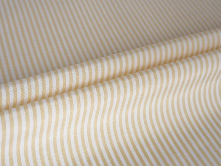 Quid polyester yarn-tincto manicatae lining fabricae aptet ad diversas caeli condiciones?